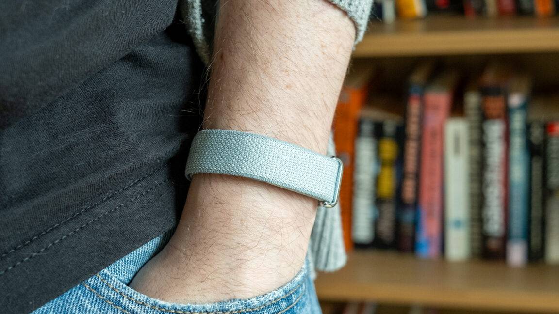 Fitbit Air Tracks Health Without Screen, Uses Google AI