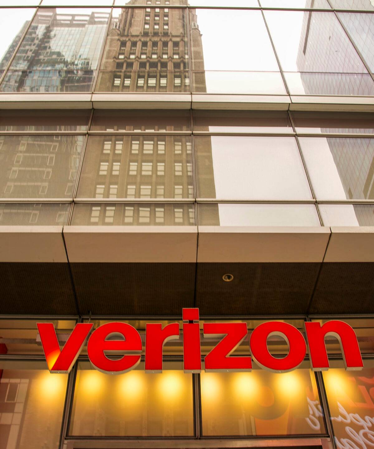 Verizon partners with Google on $1 billion dark fiber deal for AI